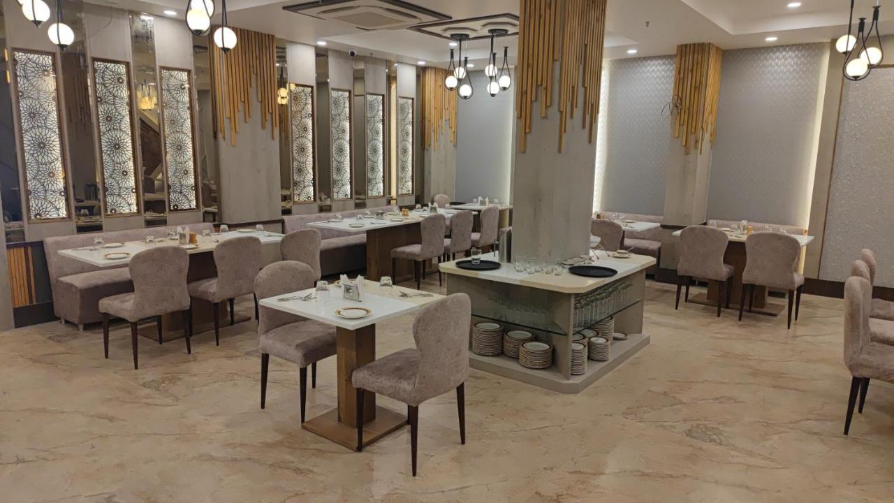 Hotel Prime Land Waranasi Zewnętrze zdjęcie