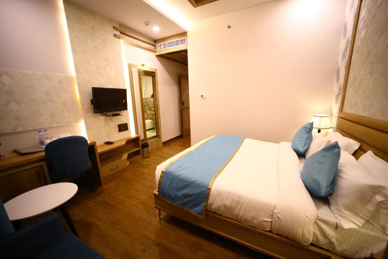 Hotel Prime Land Waranasi Zewnętrze zdjęcie