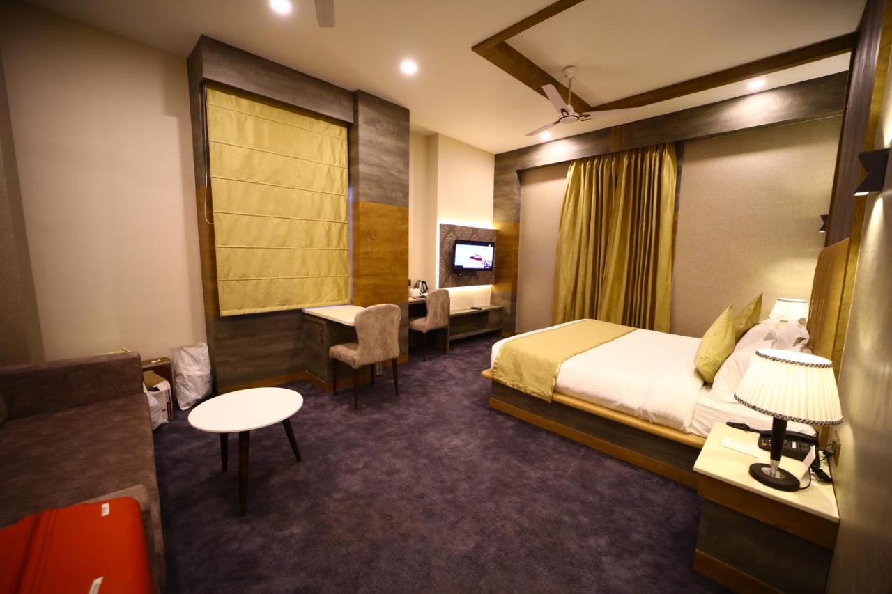 Hotel Prime Land Waranasi Zewnętrze zdjęcie